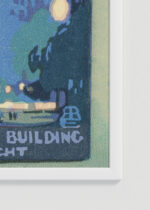 Zbliżenie na detale plakatu oprawionego w drewnianą białą ramkę od Plakatello®: Woolworth Building nocą Nowy Jork art deco vintage