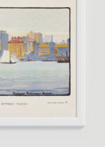 Zbliżenie na detale plakatu oprawionego w drewnianą białą ramkę od Plakatello®: Nowy Jork z promu akwarela Rachael Robinson Elmer