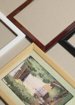 Widok z góry na cztery drewniane ramki, w jednej z nich oprawiony plakat kolej nadziemna na 110th Street Nowy Jork Rachael Robinson Elmer