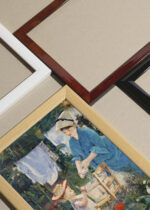 Widok z góry na cztery drewniane ramki, w jednej z nich oprawiony plakat Édouard Manet pranie impresjonizm XIX wiek reprint