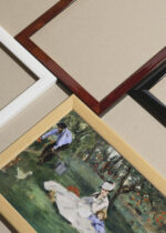 Widok z góry na cztery drewniane ramki, w jednej z nich oprawiony plakat Rodzina Monet w ogrodzie Édouard Manet impresjonizm