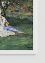 Zbliżenie na detale plakatu oprawionego w drewnianą białą ramkę od Plakatello®: Rodzina Monet w ogrodzie Édouard Manet impresjonizm