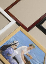 Widok z góry na cztery drewniane ramki, w jednej z nich oprawiony plakat Łódka Édouard Manet impresjonizm reprodukcja