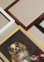 Widok z góry na cztery drewniane ramki, w jednej z nich oprawiony plakat pies spaniel Cavalier King Charles Édouard Manet