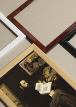 Widok z góry na cztery drewniane ramki, w jednej z nich oprawiony plakat Portret Émile Zoli Édouard Manet 1868 reprodukcja