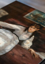 Zbliżenie na detale plakatu: Édouard Manet kobieta w białej sukni klasyczny