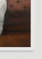 Zbliżenie na detale plakatu oprawionego w drewnianą białą ramkę od Plakatello®: Édouard Manet kobieta w białej sukni klasyczny