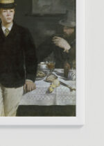 Zbliżenie na detale plakatu oprawionego w drewnianą białą ramkę od Plakatello®: Luncheon w pracowni Édouard Manet 1868 reprint