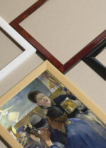 Widok z góry na cztery drewniane ramki, w jednej z nich oprawiony plakat Manet Corner of a Café-Concert paryska kawiarnia