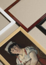 Widok z góry na cztery drewniane ramki, w jednej z nich oprawiony plakat Édouard Manet kobieta w czepku impresjonizm XIX w