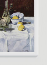 Zbliżenie na detale plakatu oprawionego w drewnianą białą ramkę od Plakatello®: Martwa natura z łososiem Édouard Manet reprodukcja