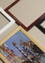 Widok z góry na cztery drewniane ramki, w jednej z nich oprawiony plakat Wenecja kanał Édouard Manet reprodukcja klasyczna