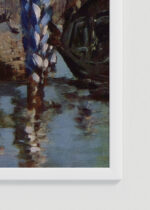 Zbliżenie na detale plakatu oprawionego w drewnianą białą ramkę od Plakatello®: Wenecja kanał Édouard Manet reprodukcja klasyczna