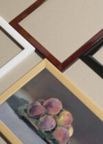 Widok z góry na cztery drewniane ramki, w jednej z nich oprawiony plakat brzoskwinie Édouard Manet martwa natura vintage