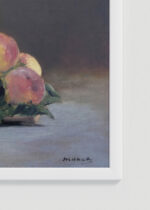 Zbliżenie na detale plakatu oprawionego w drewnianą białą ramkę od Plakatello®: brzoskwinie Édouard Manet martwa natura vintage