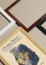 Widok z góry na cztery drewniane ramki, w jednej z nich oprawiony plakat Jacques Damour Ethel Reed vintage secesja