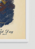 Zbliżenie na detale plakatu oprawionego w drewnianą białą ramkę od Plakatello®: Jacques Damour Ethel Reed vintage secesja