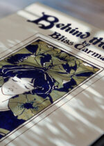 Zbliżenie na detale plakatu: Ethel Reed Behind the Arras kobieta kwiaty hibiskusa