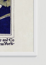 Zbliżenie na detale plakatu oprawionego w drewnianą białą ramkę od Plakatello®: Ethel Reed Behind the Arras kobieta kwiaty hibiskusa