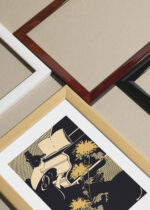 Widok z góry na cztery drewniane ramki, w jednej z nich oprawiony plakat vintage Kobieta z fortepianem Ethel Reed