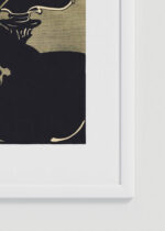 Zbliżenie na detale plakatu oprawionego w drewnianą białą ramkę od Plakatello®: vintage Kobieta z fortepianem Ethel Reed