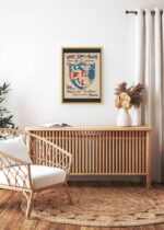 Aranżacja wnętrza, na ścianie wisi plakat w ramce: Uncle Sam's Church Ethel Reed vintage USA