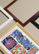 Widok z góry na cztery drewniane ramki, w jednej z nich oprawiony plakat Art Déco wzory floralne E.A. Séguy Floreal vintage