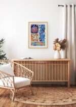 Aranżacja wnętrza, na ścianie wisi plakat w ramce: Art Déco wzory floralne E.A. Séguy Floreal vintage