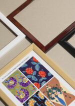 Widok z góry na cztery drewniane ramki, w jednej z nich oprawiony plakat E.A. Séguy kwiaty art déco vintage botaniczny