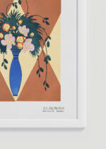 Zbliżenie na detale plakatu oprawionego w drewnianą białą ramkę od Plakatello®: E.A. Séguy kwiaty art déco vintage botaniczny