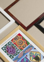 Widok z góry na cztery drewniane ramki, w jednej z nich oprawiony plakat Eugène Séguy Art Déco francuskie wzory floralne
