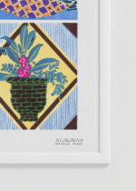 Zbliżenie na detale plakatu oprawionego w drewnianą białą ramkę od Plakatello®: Eugène Séguy Art Déco francuskie wzory floralne