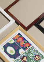 Widok z góry na cztery drewniane ramki, w jednej z nich oprawiony plakat Séguy Art Nouveau motywy floralne secesja vintage