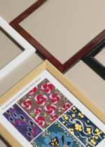 Widok z góry na cztery drewniane ramki, w jednej z nich oprawiony plakat wzory floralne E.A. Séguy Art Déco vintage