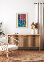 Aranżacja wnętrza, na ścianie wisi plakat w ramce: wzory floralne E.A. Séguy Art Déco vintage