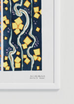 Zbliżenie na detale plakatu oprawionego w drewnianą białą ramkę od Plakatello®: wzory floralne E.A. Séguy Art Déco vintage