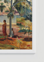 Zbliżenie na detale plakatu oprawionego w drewnianą białą ramkę od Plakatello®: Paul Gauguin Te raau nahie Miłe kwiaty Tahiti 1896