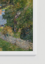 Zbliżenie na detale plakatu oprawionego w drewnianą białą ramkę od Plakatello®: Paul Gauguin bretońska wieś postimpresjonizm