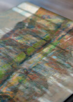 Zbliżenie na detale plakatu: Paul Gauguin pejzaż bretoński postimpresjonizm