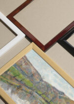 Widok z góry na cztery drewniane ramki, w jednej z nich oprawiony plakat Paul Gauguin pejzaż bretoński postimpresjonizm