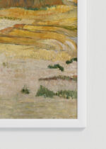 Zbliżenie na detale plakatu oprawionego w drewnianą białą ramkę od Plakatello®: Paul Gauguin pejzaż wiejski chaty stóg siana