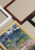 Widok z góry na cztery drewniane ramki, w jednej z nich oprawiony plakat Paul Gauguin Tahiti reprodukcja post-impresjonizm