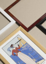 Zbliżenie na detale plakatu oprawionego w drewnianą białą ramkę od Plakatello®: Kostium jachtowy George Barbier 1914 Art Deco