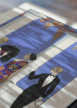 Widok z góry na cztery drewniane ramki, w jednej z nich oprawiony plakat Art Deco George Barbier Le goût des châles 1922