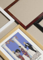 Zbliżenie na detale plakatu oprawionego w drewnianą białą ramkę od Plakatello®: Art Deco George Barbier Le goût des châles 1922