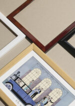 Widok z góry na cztery drewniane ramki, w jednej z nich oprawiony plakat Art Deco George Barbier elegancka moda lata 20