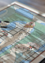 Widok z góry na cztery drewniane ramki, w jednej z nich oprawiony plakat L'eau George Barbier Art Deco kobieta kąpiel