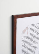 Aranżacja wnętrza, na ścianie wisi plakat w ramce: kobieta z różową parasolką Art Deco George Barbier