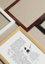 Zbliżenie na detale plakatu oprawionego w drewnianą białą ramkę od Plakatello®: kobieta z różową parasolką Art Deco George Barbier