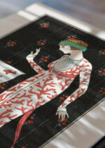 Widok z góry na cztery drewniane ramki, w jednej z nich oprawiony plakat Art Deco kobieta w jedwabnej sukni George Barbier